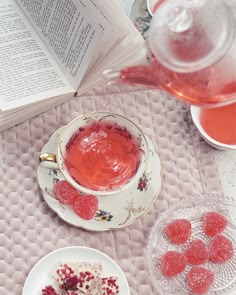 Rose tea gif with heart candies Вечернее Чаепитие, Послеобеденный Чай, Чайные Чашки, Вечеринка С Послеобеденным Чаем, Кофейные Чашки, Рецепты Приготовления Кофе, Обстановка В Комнате Подростка, Время Чаепития, Корзинки Для Пикника