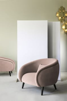 Salon Maison et Objet 2019 : un fauteuil rose poudré chez Hamilton Conte Paris Modern Sofa Set, Modern Sofa Living Room, Living Room Sofa Design, Living Room Chairs, Living Room Decor, Modern Room, Living Rooms