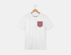 T-shirt blanc imprimé d’un visuel d’une poche en trompe l’oeil avec un bouton et coutures apparentes de la marque hoodoo. 