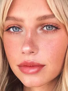 Beauty | Make-up | Natural | Blue eyes | Blonde hair | Lipgloss | Mascara | Eyeshadow | Inspiration | More on Fashionchick