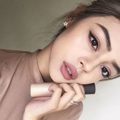 ~αи∂ ι мιѕѕ уσυ мσяє тнαи αиутнιng ιи тнιѕ ωσяℓ∂~ Советы По Макияжу, Макияж Глаз, Макияж Для Волос, Идеи Макияжа, Золотой Макияж, Ежедневный Макияж, Виды Макияжа, Уроки Про Макияжу, Азиатский Макияж