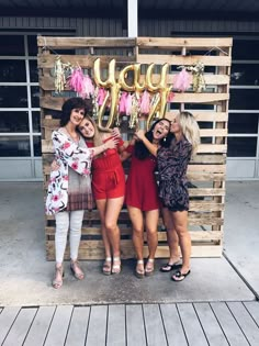 Omg this is one of the cutest high school graduation party decorations I have seen #graduation #graduationparty #gradparty Graduation Party Themes, College Grad Party, Graduation Party Photo Booth, Senior Graduation Party, High School Graduation Party