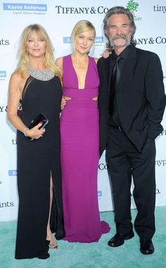 Aw Goldie Hawn And Kurt Russell Snuggle Up To Watch Overboard Goldie Hawn Girl Celebrities Kate Hudson