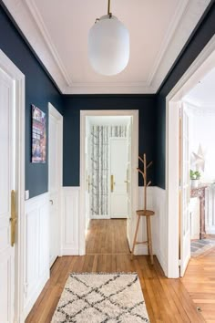 Un couloir qui évoque le bord de mer Home Design, Interior Office, Design Design, Modern Interior, Style At Home, Renovation D, Apartment Renovation