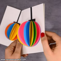 Bola de natal 3D. Christmas Card Ornaments, Paper Christmas Ornaments, Christmas Card Crafts, Xmas Card Messages, 3d Christmas Cards, Christmas Cards Kids, Xmas Cards, Christmas Card Art