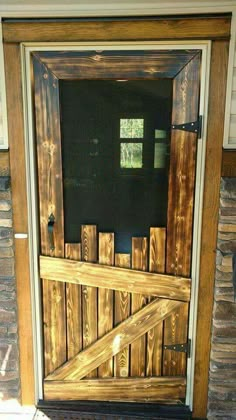 Pallet screen door Wood Pallets, Barn Wood Decor, Log Cabin, Wood Diy, Wood Decor