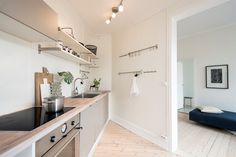 Ikea kjøkken, spisestuesofa, skjenk i flammebjørk og gulvteppe ... Spisestue flammebjørk