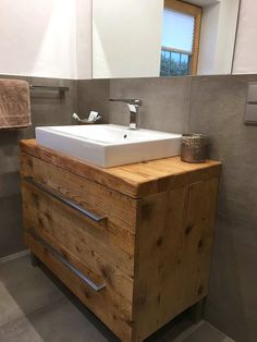 Altholzwaschtisch - unser Liebling fürs Bad Bathroom, Home, Wood, Bathroom Furniture, Interieur, Bathrooms Remodel, Bathroom Design, Bathroom Decor, Salle De Bain