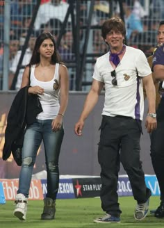 Shahrukh Khan’s team Kolkata Knight Riders played against Bangalore Royal Challengers and King Khan’s daughter Suhana Khan was seen cheering for KKR. Indian Bollywood Actress, Bollywood Girls, Bollywood Fashion, Bollywood Images, Indian Actresses, Celebrity Workout, Celebrity Kids