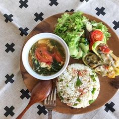 大好きな モロヘイヤとトマトのスープ💕お酢を入れて 夏バテ予防には持ってこいです😊(クックパッドレシピ) . 《材料》 ☆ トマト 1個 (くし切り) ☆ モロヘイヤ
