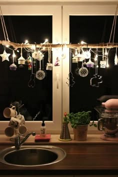 Fensterdeko für Weihnachten - wunderschöne dezente und tolle Beispiele: http://freshideen.com/dekoration/fensterdeko-fur-weihnachten.html?utm_content=bufferb5bfc&utm_medium=social&utm_source=pinterest.com&utm_campaign=buffer Christmas Window, Holiday Decor, Christmas Balls, Diy Holiday, Holiday Ideas