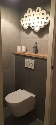 Deze chique kast bestaat uit meerdere vakken voor je handdoeken. Je ... Deze chique kast bestaat uit meerdere vakken voor je handdoeken. Je ...