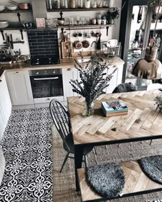 Inspiración en decoración de interiores cool Interior Design Kitchen, Interior Design, Kitchens, Kitchen Interior, Kitchen Decor, Butcher Blocks, Home Kitchens, Interior Design Living Room, Table Design