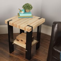 This stylish, modern table made of pallet wood is a great introduction to milling lumber and cutting joinery on a table saw. Pallet Tables, Woodworking, Diy Furniture Plans Wood Projects, Pallet Side Table, Wood Table