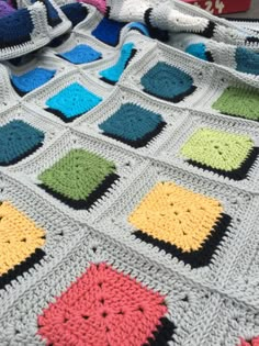 Double A Design Blanket : Free Crochet Pattern - Vicarno Patchwork, Crochet Square, Crochet Square Patterns, Crochet Blanket Border, Granny Square, Granny Squares Pattern