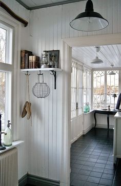 Hej!Kikar in med mitt "nya" golv idag....;))Är supernöjd!Halvmånebordet blev oxå svart av bara farten.... Väntar trevligt besök vid lunch:))Ser jag fram emot!Ikväll är Butiken öppen som vanligt 16-19. Деревенский Стиль Мебели, Стиль Фермерских Домов, Декор Фермерского Дома, Дизайн Интерьера, Ступеньки, Кухни, Декоративные Подушки, Идеи, Деревенские Дома