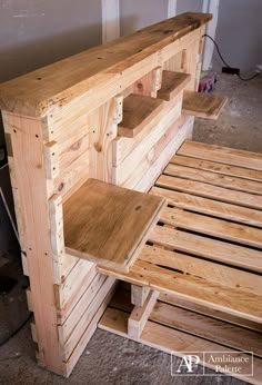 Un autre projet de “Palette Ambiance” qui nous montre un lit et une bibliothèque 2 en 1. La tête de lit et la base nous montrent plusieurs étagères qui peuvent être utilisées pour stock… Pallet Beds, Diy Furniture, Diy Bed Frame, Pallet Furniture Bedroom, Pallet Bed Frame, Shelves In Bedroom, Remodel Bedroom, Wood Bed Frame, Furniture Diy