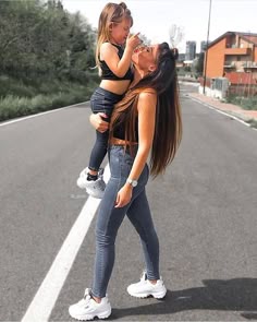 Детская Мода, Мода Красота, Позы Для Фотографий Мамы И Дочки, Фотография Мамы И Дочки, Стиль Мамы, Костюмы Для Матери И Дочери, Мода Для Мам, Семейные Наряды, Выкройки Детской Одежды