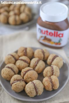Bacetti di dama alla nocciola con nutella