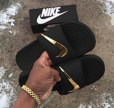 sandalias nike negras con dorado