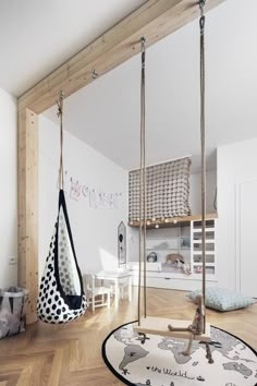 Consejos para sacar partido a la habitación de los más pequeños de casa | DecoPeques Playroom Furniture, Kid Room Decor, Kids Rooms, Modern Childrens Room, Childrens Bedrooms, Hanging Swing