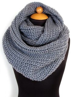 Luxus Damen Schal Strickschal mit Bommel Schirmmütze Mütze weiß 161
