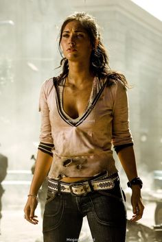 Sexy american actress model hot blake lively Sexual teen celeb megan fox spreading her long legs