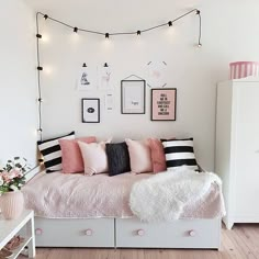 24 curtidas, 2 comentários - Medo da Pressa (@medodapressa) no Instagram: “Cantinho marlindo 💖 via @mrscarlissa” Small Bedroom Organization, Small Room Bedroom