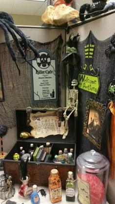 halloween cubicle cubicle designwork cubiclecubicle ideashalloween cubiclehalloween officedisney halloweendesk decorationshalloween