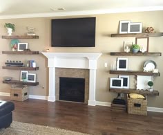 I love this super simple fireplace mantle and shelves combo. Do you just love it? I am thinking about adding some floating shelves to our living… | Pinteres…