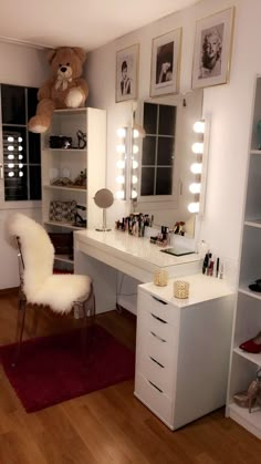 Mesa de maquillaje Instagram, Girls Bedroom, Girl Room, Stylish Bedroom, Dekorasi Rumah, Kamar Tidur, Girl Bedroom Designs, Girl Bedroom Decor