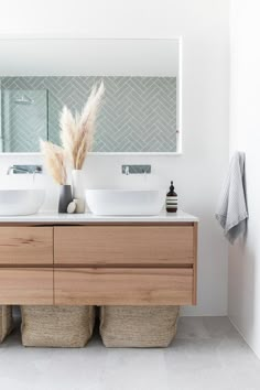 salle de bain theme nature épurée plumeau bleue - Blog déco - Clem around the corner Bathroom Vanity Designs, Bathroom Themes, Bathroom Decor, Design Hotel