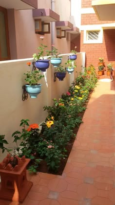 Ideias para montar jardins pequenos Transforme um corredor Small Balcony Garden, Patio Garden, Backyard Garden Ideas, Backyard Decor, Backyard Designs, Garden Ideas For Home, Garden Ideas For Small Spaces, House With Garden, Garden Planters