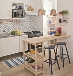 Get design inspiration from these 14 charming small kitchen ideas. Small Space Kitchen, Kitchen Sets, Kitchen Design Modern Small