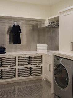 aménager-sa-buanderie-paniers-de-rangement-gris-posés-sur-un-meuble-blanc