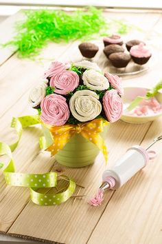 4x Miniature Chocolate Espolvorear Cupcakes con papel de colores mezclados cupses