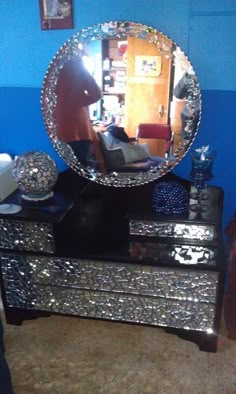 15 Best Broken Mirror Projects Images On Pinterest Bricolage Old Dressing Table Painted Black Then Mosaic With Broken Mirrors