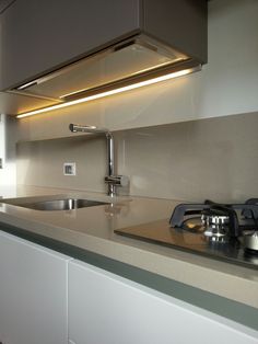 il piano di una cucina illuminato da una striscia led bianca ... il piano di una cucina illuminato da una striscia led bianca ...