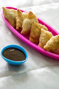 Potatoes & Green Peas Samosas at The Kitchenthusiast | Vegetarian