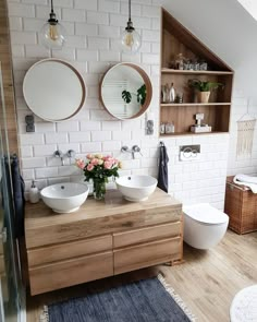 Dessa vez, parede branca e piso de madeira com bancada de madeira e cubas brancas. Modern Bathroom, Modern Mirror, Minimalist Bathroom, Bathroom Small, Bathroom Vintage, Turquoise Bathroom, Natural Bathroom