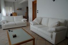 Siamo specializzati nel restauro e nuovo rivestimento del divano ... Un rivestimento per divani