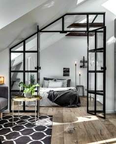 chambre à coucher minimaliste, porte atelier, parquet en bois, petite table basse