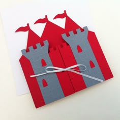 * Hecho a mano en Australia * Establece la escena para el príncipe de su niño o caballero partido con estas carpetas de invitación en rojo y gris. Mi diseño original, están hechos de un fondo rojo corte de cartulina lisa, con detalles de torre hechas de cartulina texturizada en color