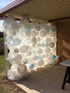 Winter wonderland balloon wall: Pearl white dominant with a splash of light blue, silver, clear snowflakes and clear balloons filled with silver confetti. Ideas Party, Party Lights, Christmas Party Decorations, Christmas Party, Marcos Para Fiestas, Holiday Parties, Winter Onederland Party, Fiesta Frozen