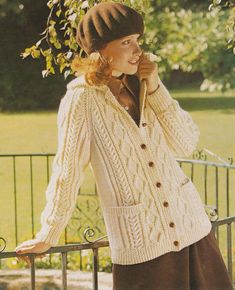 Sirdar Crofter Knitting Pattern: Ladies Sweater DK 32-54/" 9822