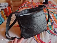 Choc Olat a cousu un sac bandoulière Polka en simili autruche noir - Patron Sacôtin
#couture #patronsac #patroncouture #sacfaitmain