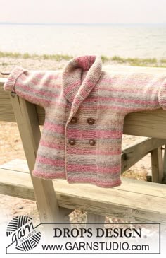 Cardigan a doppio petto DROPS con collo a scialle in Fabel. Modello gratuito di DROPS Design.