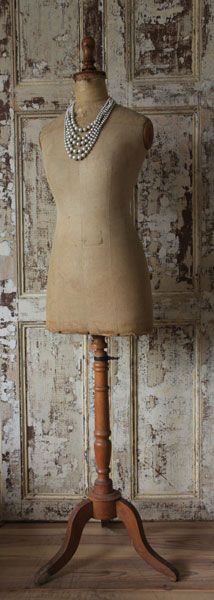 Antique top dress mannequin