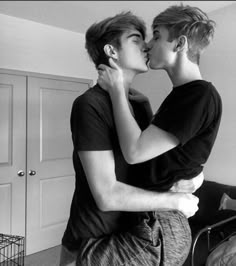 Tumblr Gay, Lgbt Couples, Cute Gay Couples, Kiss Pictures, Couple Pictures, Gay Mignon, Gay Cuddles, Gay Lindo, Men Kissing