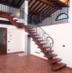 Scala in lamiera e legno con ringhiera foglia argento. www.ferro ... Scale interne in ferro e legno